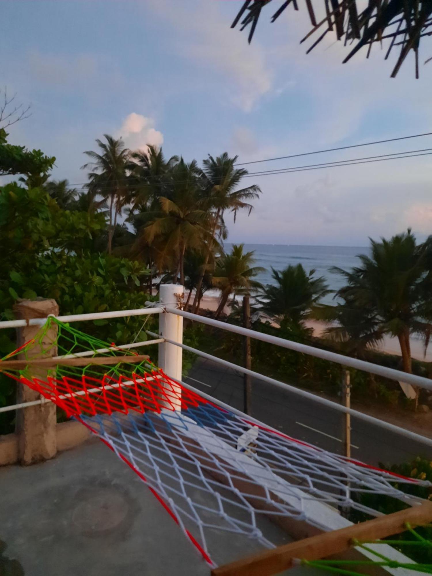 White Surfing Beach Resort Unawatuna Exteriör bild