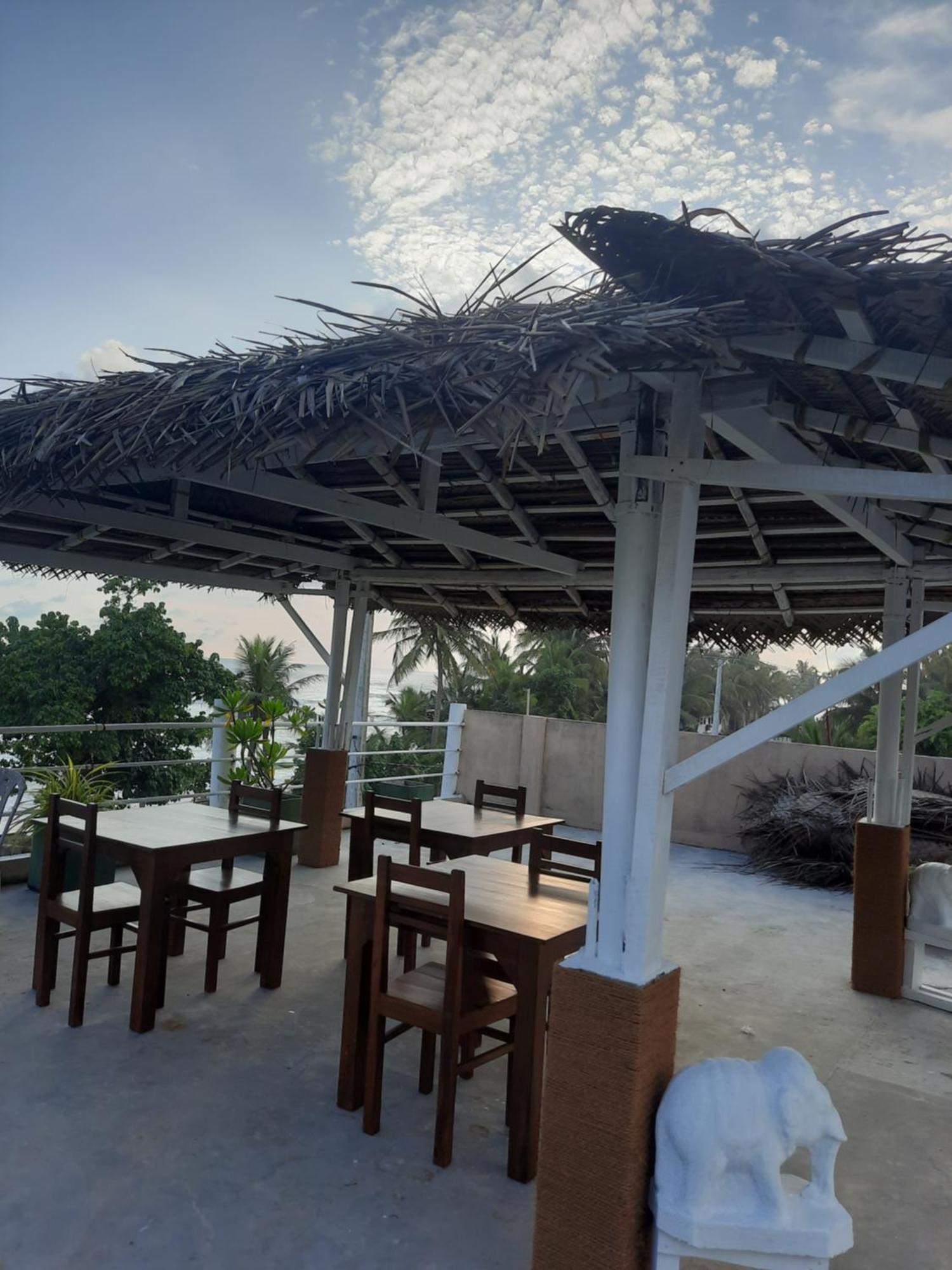 White Surfing Beach Resort Unawatuna Exteriör bild