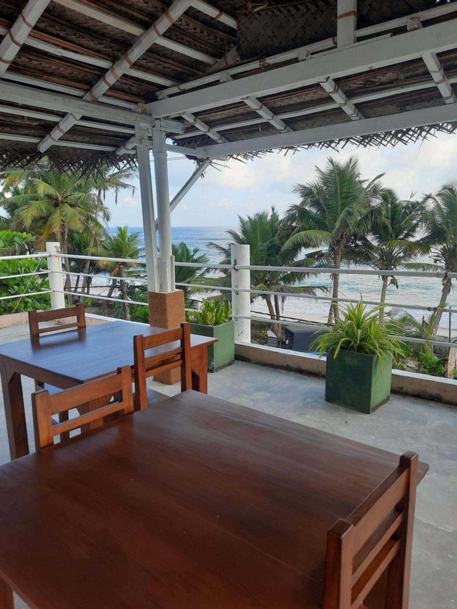 White Surfing Beach Resort Unawatuna Exteriör bild