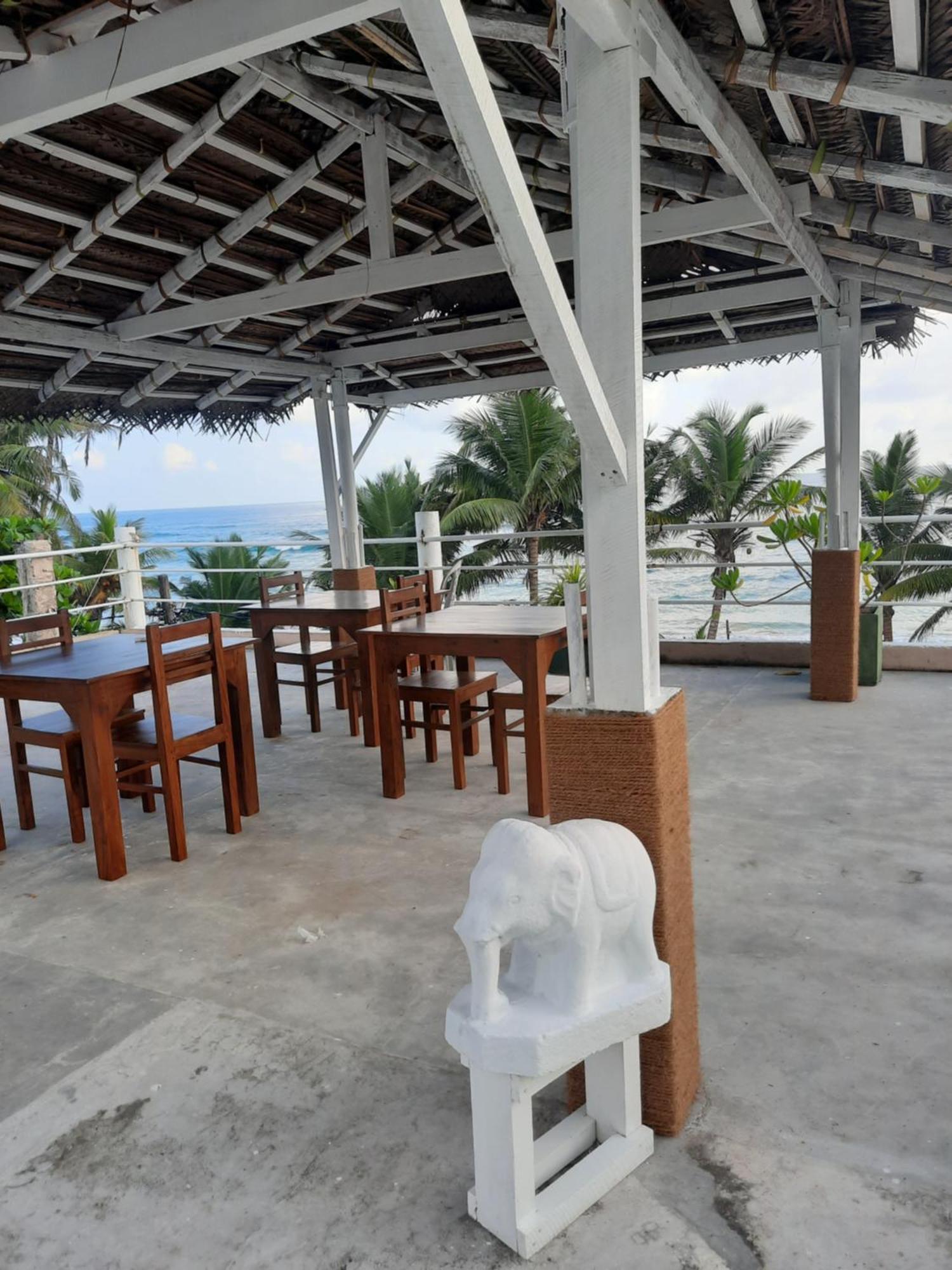 White Surfing Beach Resort Unawatuna Exteriör bild
