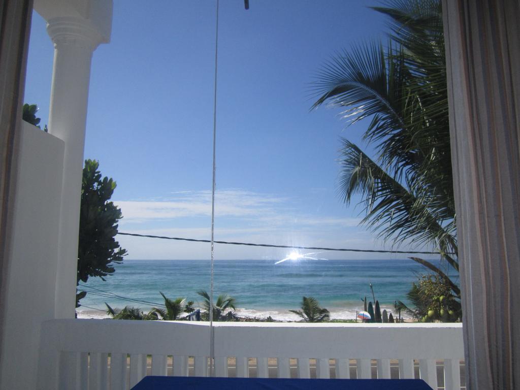 White Surfing Beach Resort Unawatuna Rum bild