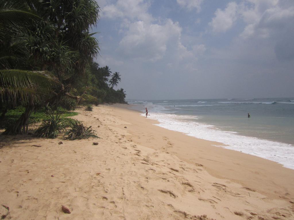 White Surfing Beach Resort Unawatuna Exteriör bild