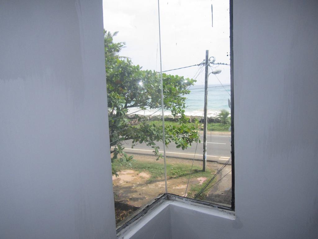 White Surfing Beach Resort Unawatuna Rum bild