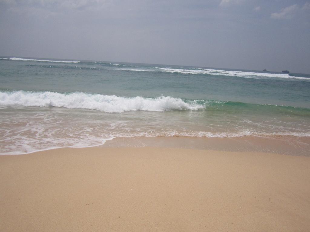 White Surfing Beach Resort Unawatuna Exteriör bild