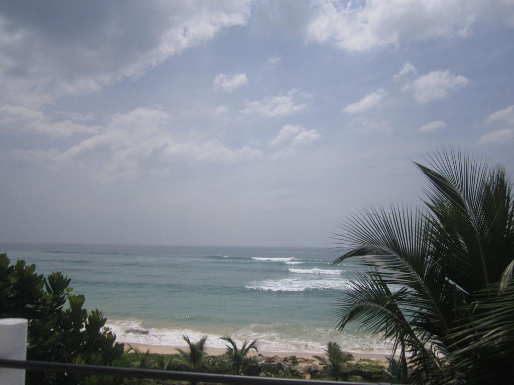 White Surfing Beach Resort Unawatuna Exteriör bild